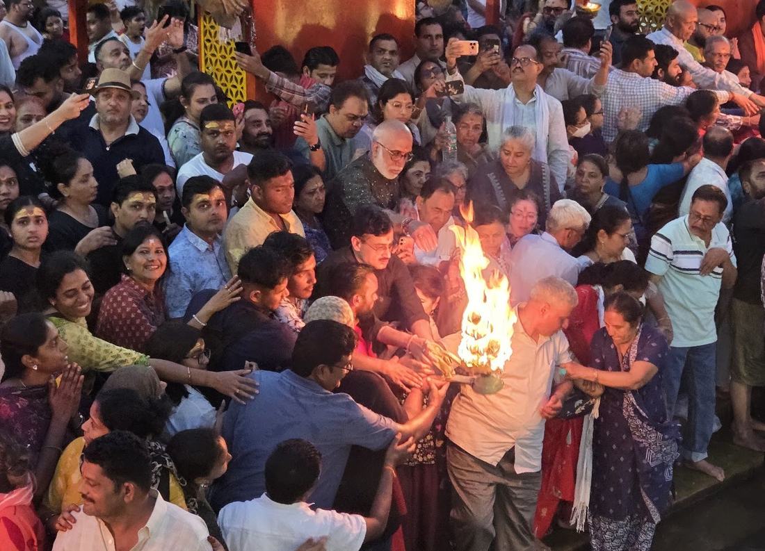 Bhakton ki bheed ke saath Ganga Aarti, Har Ki Pauri Haridwar